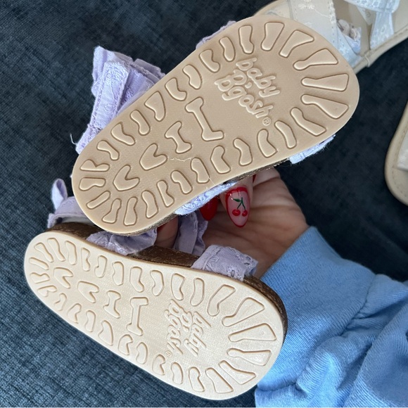 3️⃣ pair of baby shoes - Picture 3 of 4